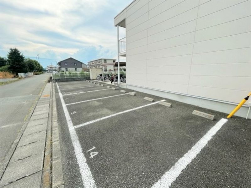 レオパレスアルモニ２１ 駐車場