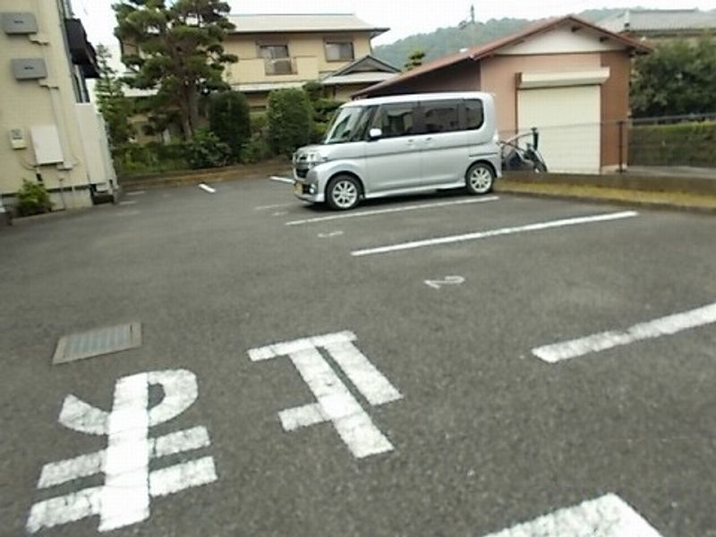レオパレスメローネⅥ 駐車場