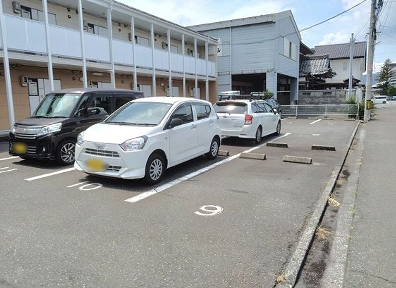 レオパレスコンフォール 駐車場