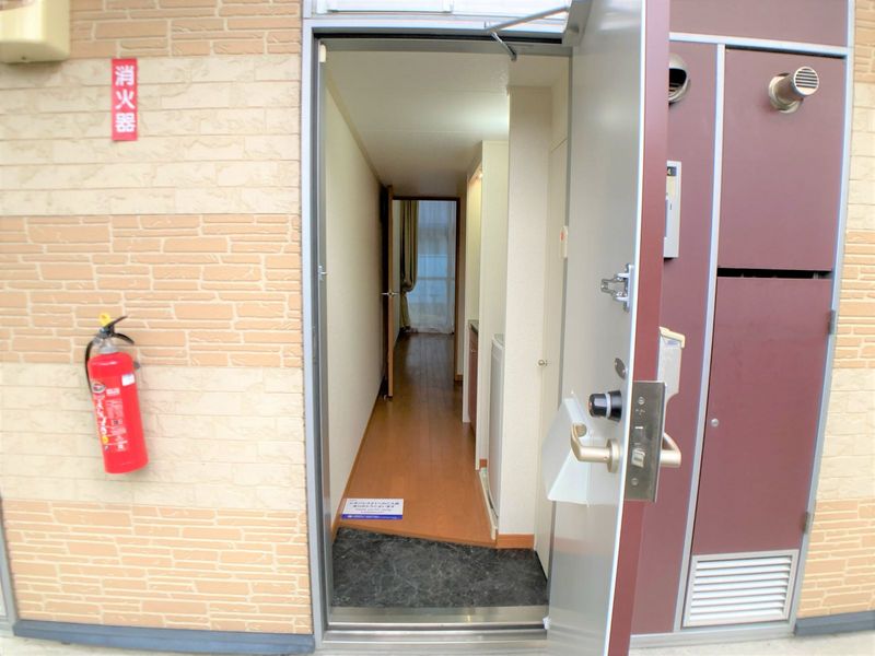 レオパレス大学通り 玄関