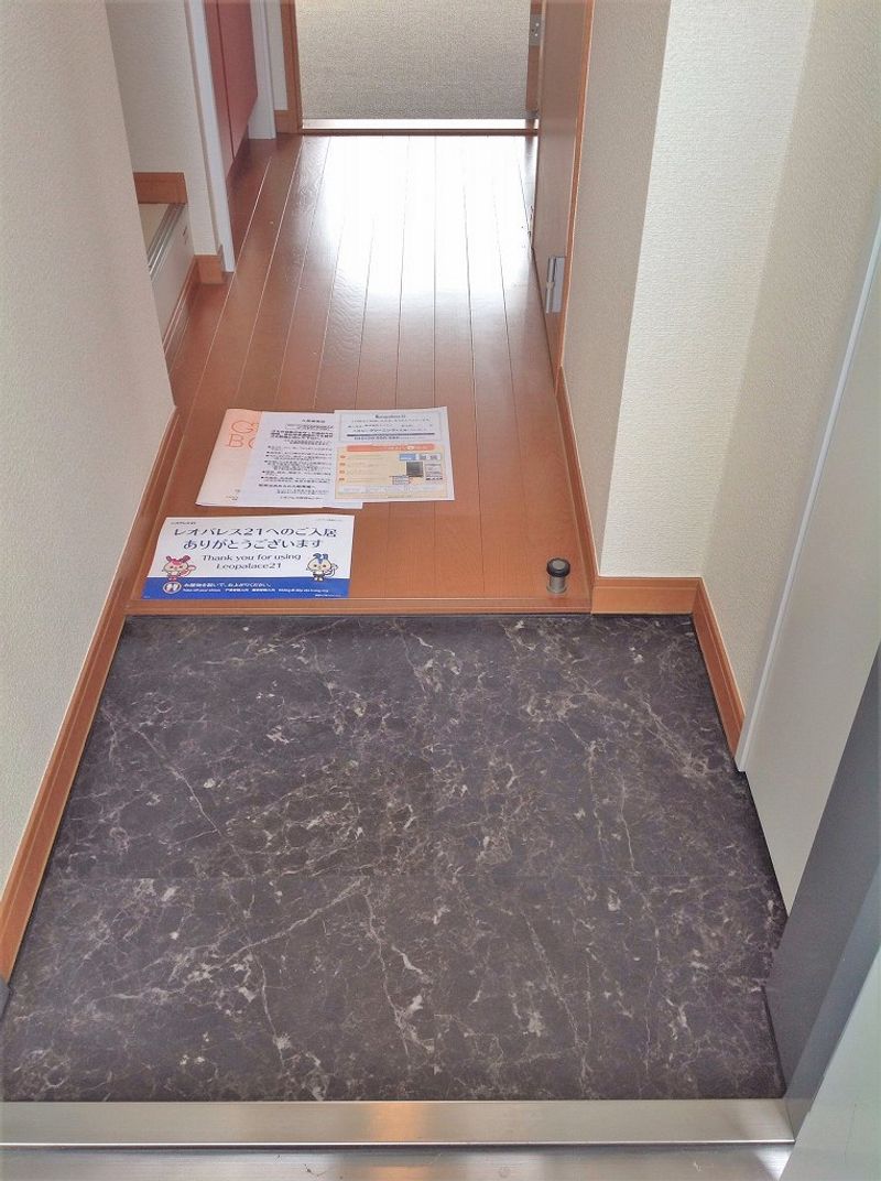 レオパレスアネモス 玄関