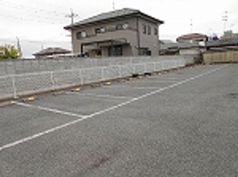 レオパレスラ・グラシューズ 駐車場