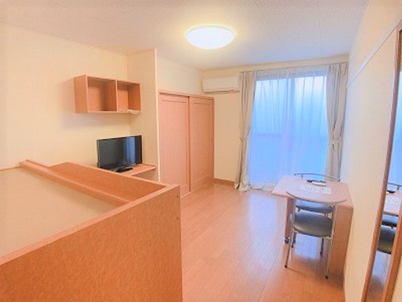 レオパレスコンフォート安倉 居間