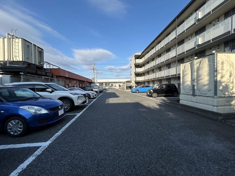 レオパレスエミールプラザ 駐車場
