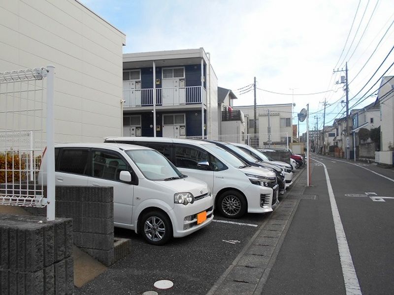 レオパレスエピナールⅡ 駐車場