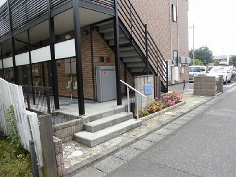 LEONEXT Green Leaf Entrance