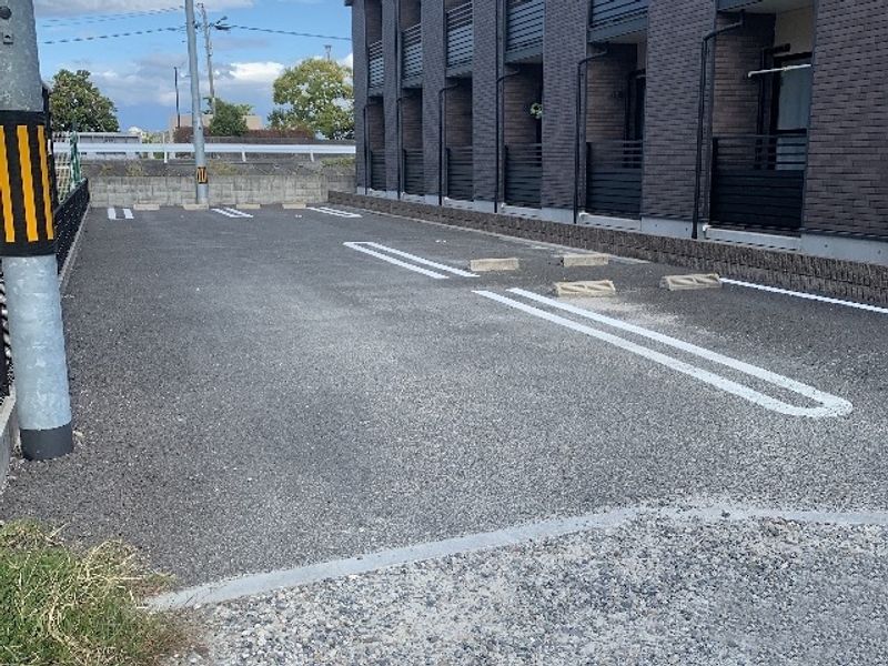 レオネクストＫ 駐車場