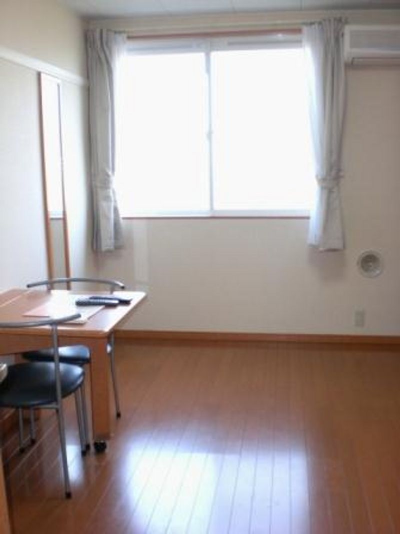 レオパレス榊 居間