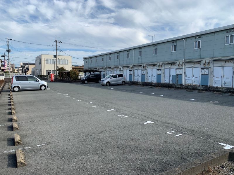 レオパレスエレガンス 駐車場