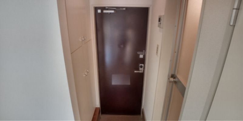 レオパレス本城東六番館 玄関