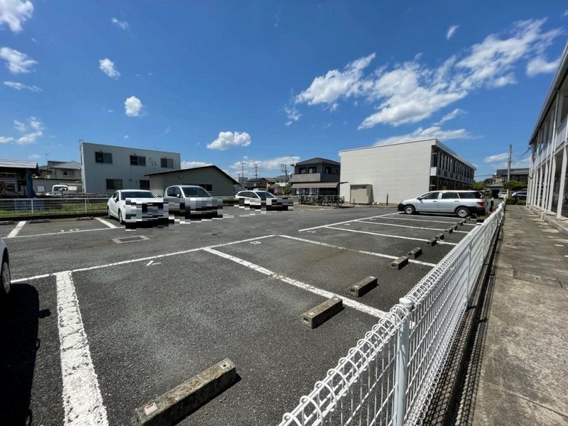 レオパレスローズ 駐車場