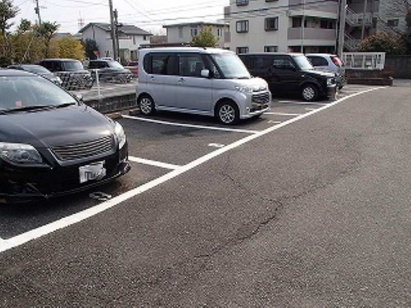 レオパレスセジュール 駐車場