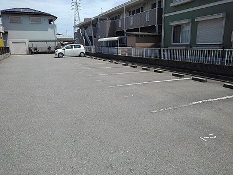レオパレスアベニール 駐車場