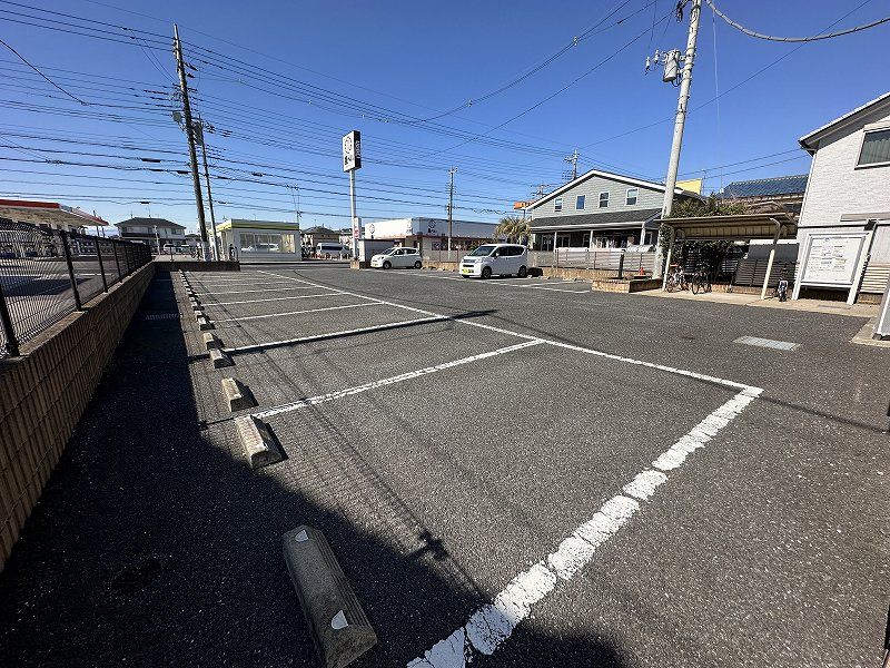 レオパレスカレーラ藤富 駐車場