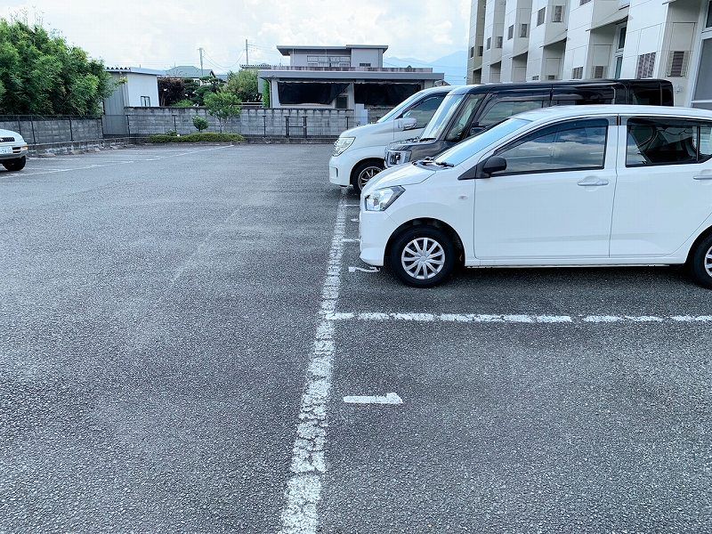 レオパレス八幡 駐車場