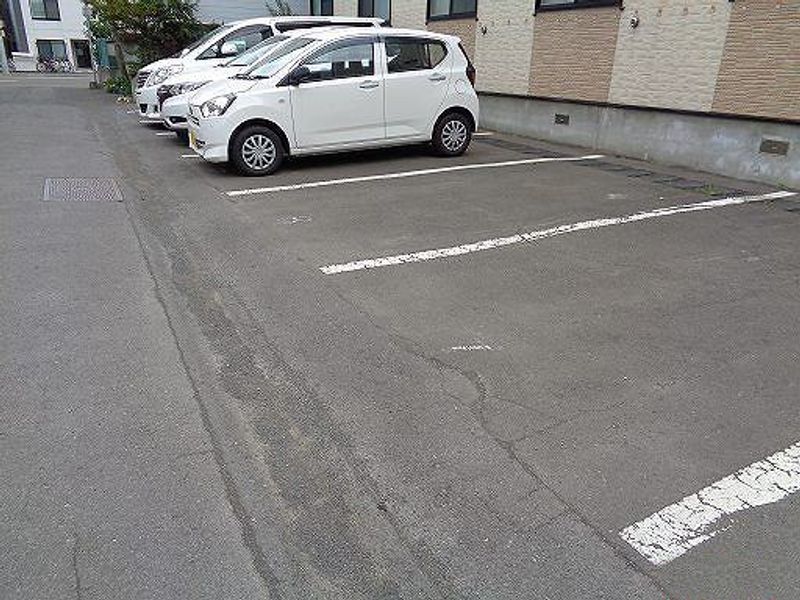 レオパレス北二条東 駐車場