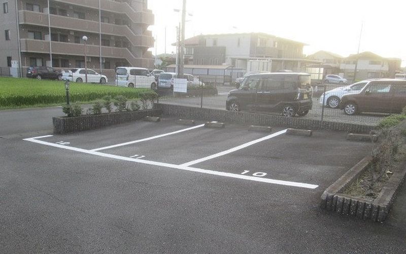レオパレスアムール 駐車場