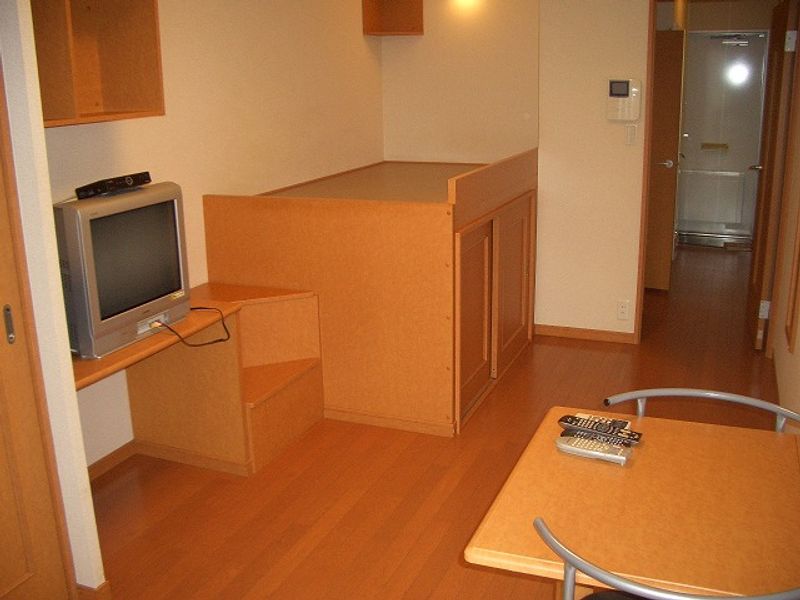 レオパレス下中里 居間