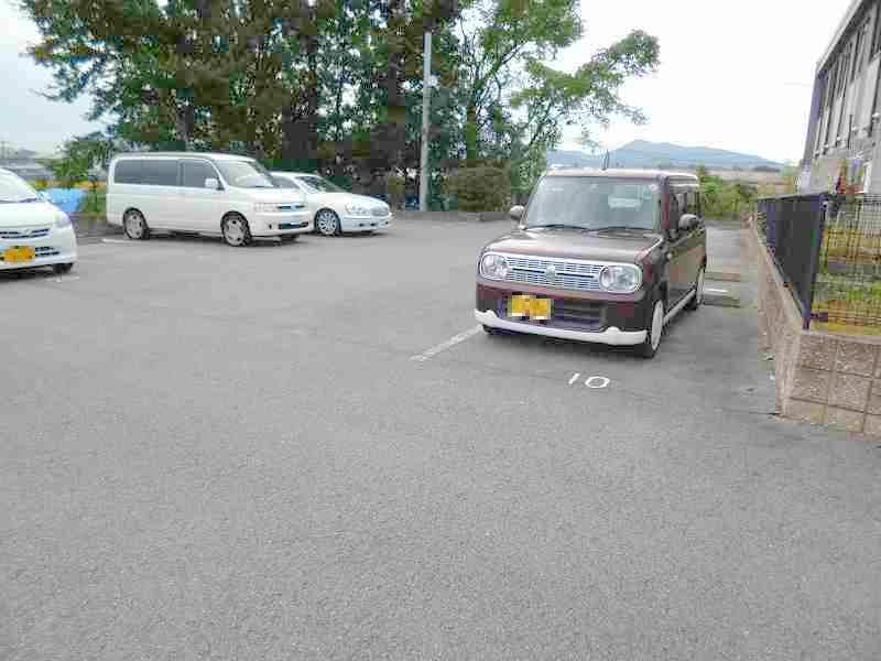 レオパレスタウンビュー飛田Ⅱ 駐車場