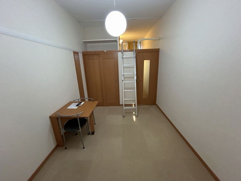レオパレスグランプラス 居間