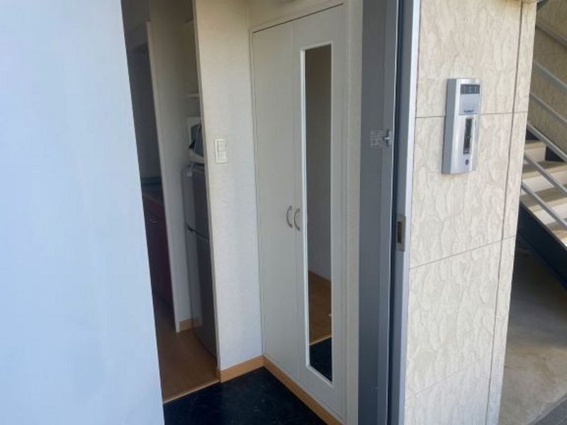 レオパレスバンビーノ花輪 玄関