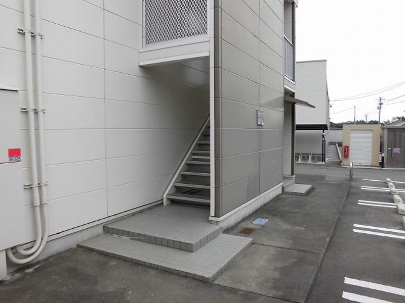 レオパレスユーカリアネックス エントランス