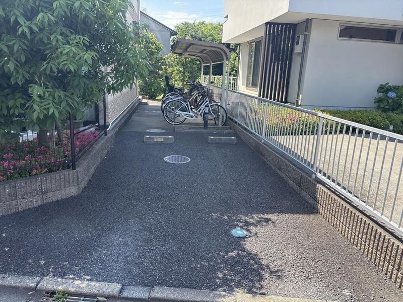 レオパレスカームＹＯＳＨＩＤＡ 駐車場