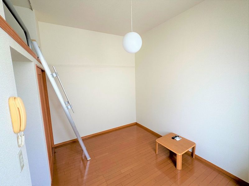 レオパレス篭山西 居間