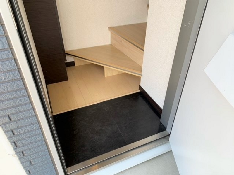 レオネクスト中央山之神 玄関