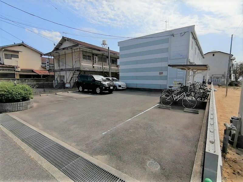 レオパレスソフィア 駐車場