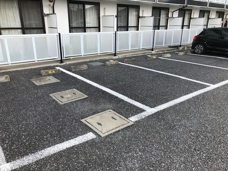 レオパレスオークヒルズＢ 駐車場