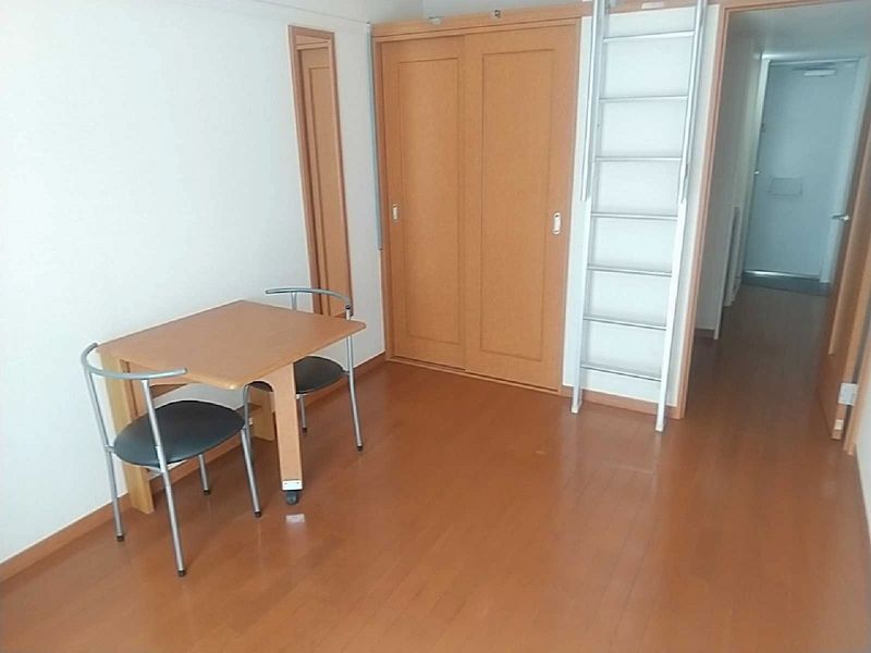 レオパレスカトレア 居間