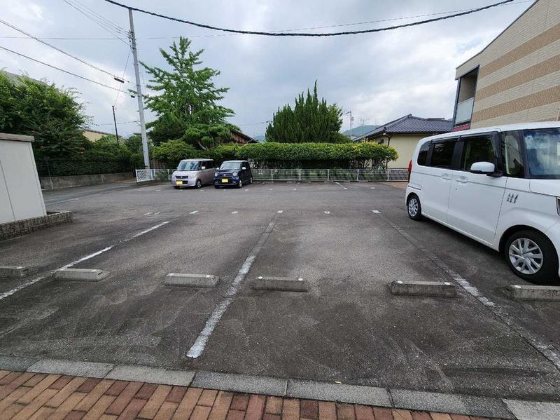 レオパレスヴェルデ 駐車場