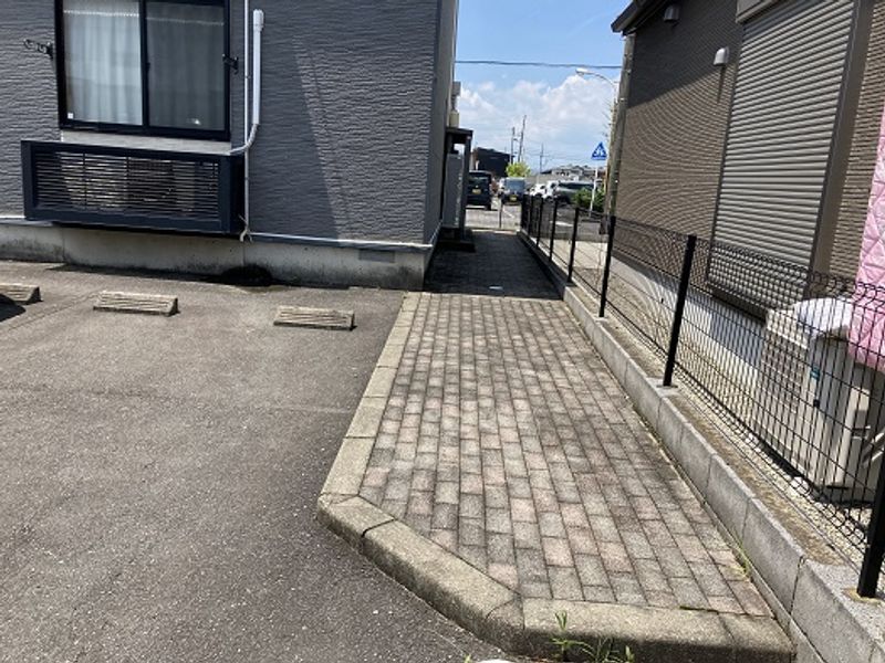 レオパレスオオヒガシ エントランス