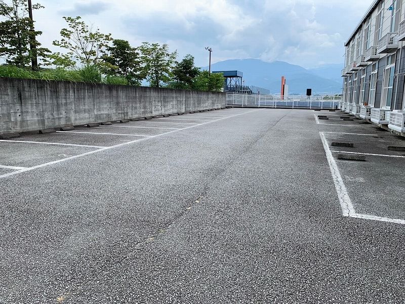 レオパレス翠 駐車場