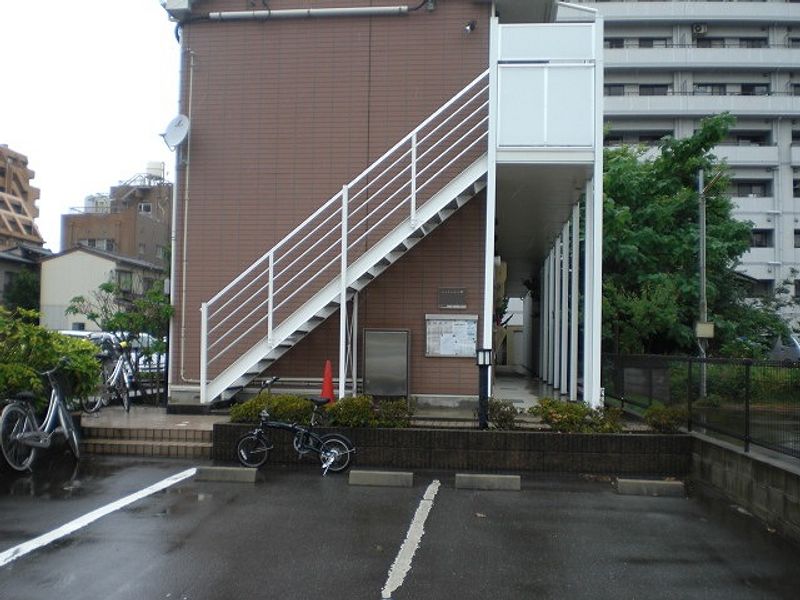 レオパレスＫ＆Ｒ 駐車場