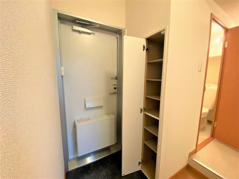 レオパレスさそら 玄関