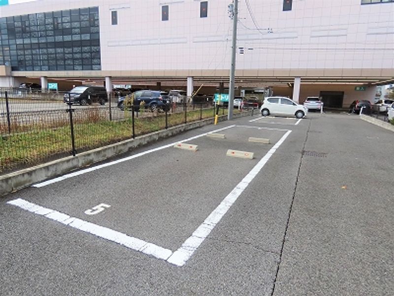 レオパレスエスポワールＫ＆Ｙ 駐車場