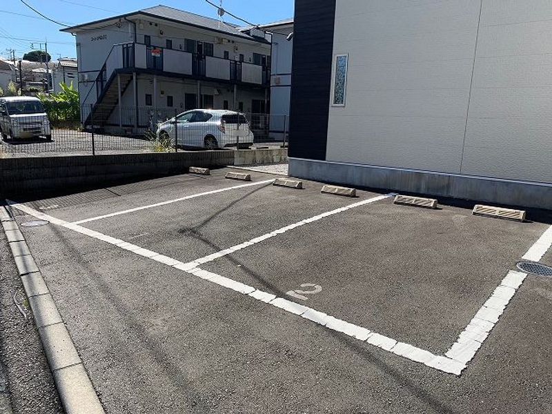 レオネクスト日向根 駐車場