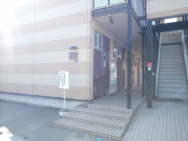 レオパレスリバーサイド エントランス