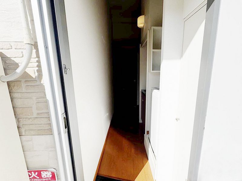 レオパレス西京 玄関