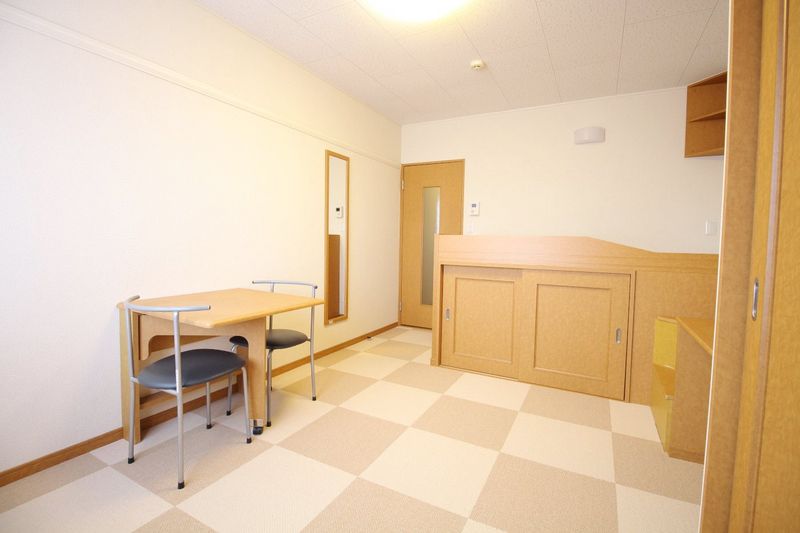 レオパレスドミール　今川 居間