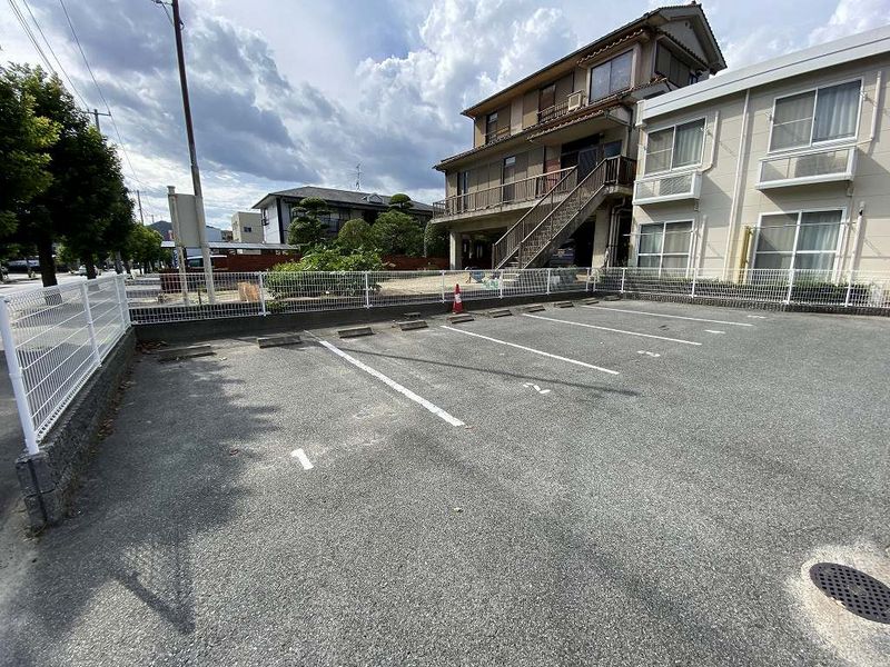 レオパレスドリーム１号館 駐車場