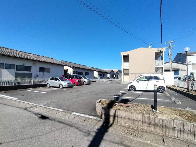 レオパレスプルメリアⅢ 駐車場