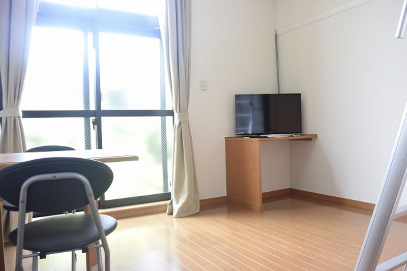 レオパレスツーリーフⅡ 居間
