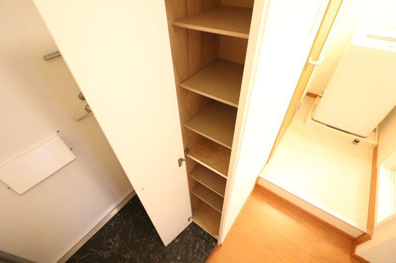 レオパレス清水 玄関