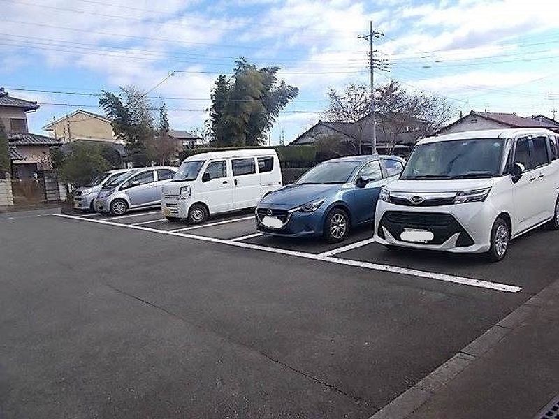 レオパレスラーク 駐車場