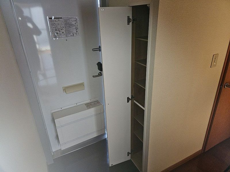 レオパレスユーカリ 玄関