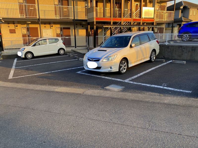 レオパレスライヴリー 駐車場