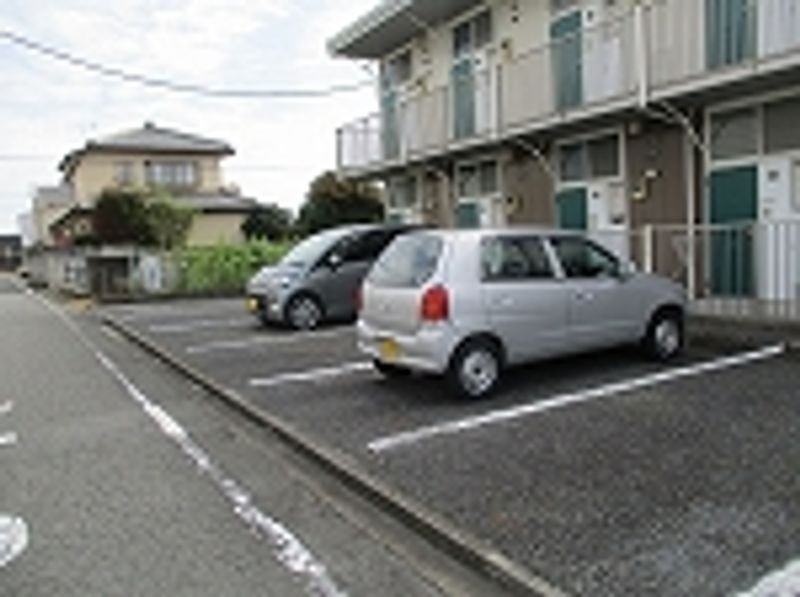 レオパレスポレール 駐車場